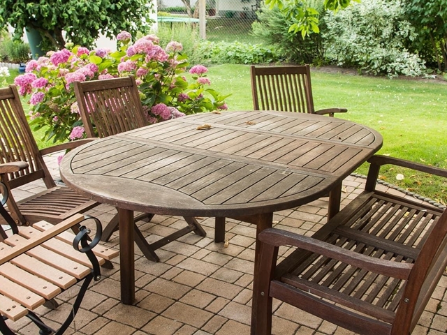 3 beneficios de barnizar los muebles de madera exteriores