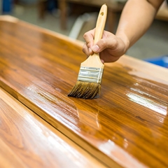 Cómo restaurar una mesa antigua con pintura y barniz