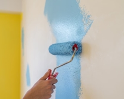 ¿Cuánto tarda en secar la pintura en una habitación sin gran ventilación?